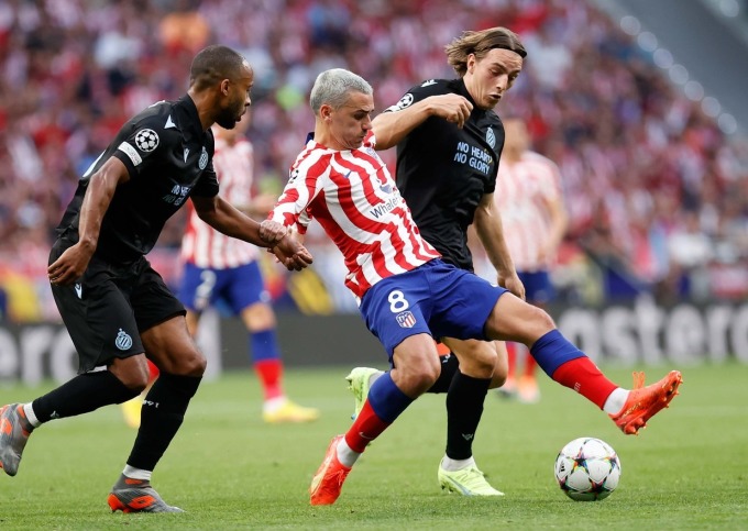 Griezmann bị hai hậu vệ Club Brugge truy cản trong trận đấu tại Wanda Metropolitano ngày 12/10. Ảnh: atleticomadrid.com